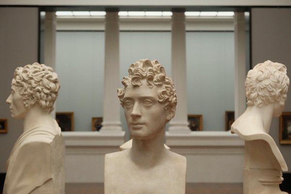 Découvrez le charme irrésistible de la femme forte sexy