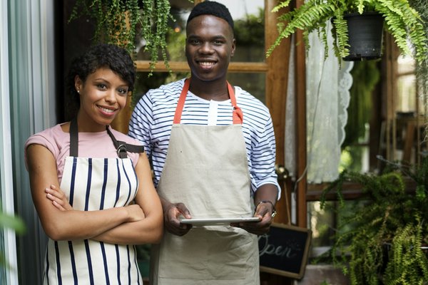 Y a-t-il des commerces à proximité du camping Les Champs Blancs ?