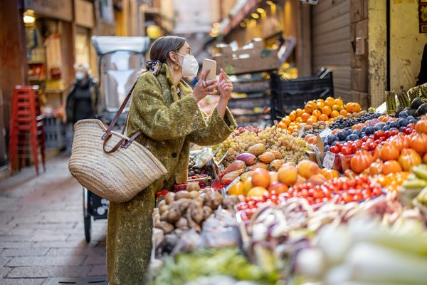 Comment Barnes Provence assiste-t-il les acheteurs étrangers dans leurs investissements en Provence ?