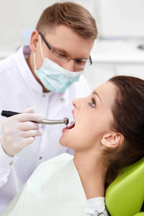 Quelle est la formation continue des dentistes à la clinique dentaire de l'Île Perrot ?